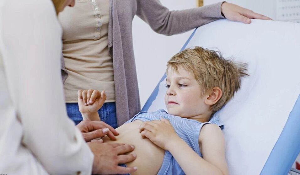 Identifizierung von Parasiten durch einen Arzt bei einem Kind